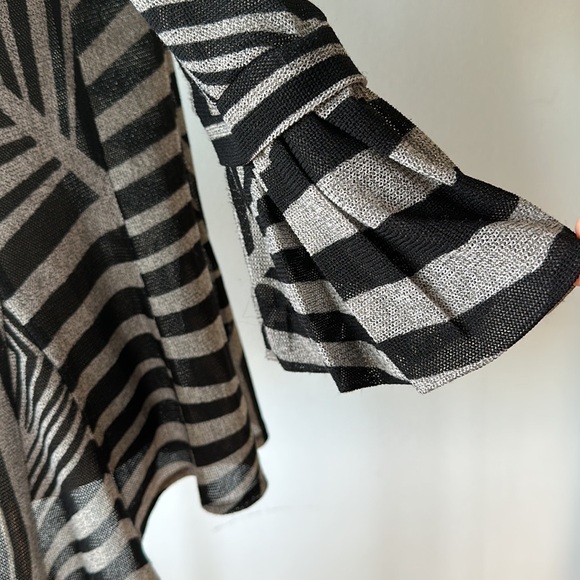 Black & grey whimsical bell sleeve cardigan - Picture 4 of 8